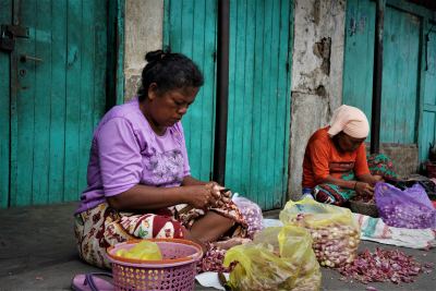 Perempuan Mayoritas, Suara Minoritas: Potret Kelompok Usaha Subsisten di Indonesia